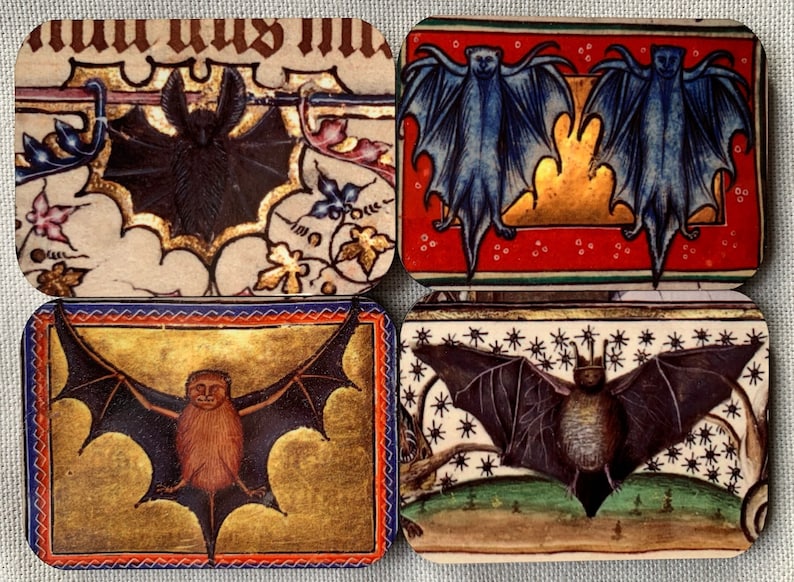 K&ouml;nnte beinhalten: Vier Illustrationen von Flederm&auml;usen im Vintage-Stil auf wei&szlig;em Hintergrund. Jede Illustration ist mit einem dekorativen Rahmen versehen. Die Flederm&auml;use sind in verschiedenen Posen mit aufwendigen Details dargestellt.