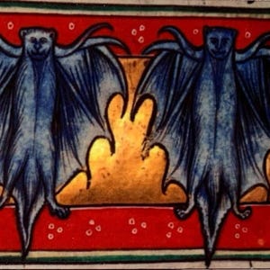 K&ouml;nnte beinhalten: Zwei blaue Flederm&auml;use mit ausgebreiteten Fl&uuml;geln sind vor einem roten Hintergrund mit wei&szlig;en Punkten dargestellt. Die Flederm&auml;use haben menschen&auml;hnliche Gesichter und schauen sich an. Der Hintergrund ist ein rotes Quadrat mit einem goldenen Quadrat in der Mitte.