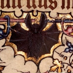 K&ouml;nnte beinhalten: Eine schwarze Fledermaus mit ausgebreiteten Fl&uuml;geln ist in einem mittelalterlichen illuminierten Manuskript dargestellt. Die Fledermaus ist von goldenen und roten floralen Designs umgeben.