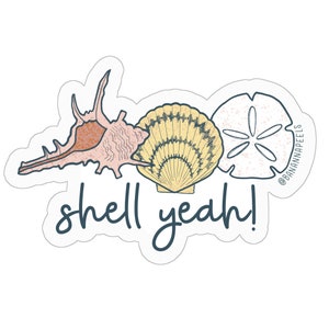 Peut inclure: Un autocollant avec un coquillage rose, brun et blanc, une coquille Saint-Jacques jaune et un dollar des sables blanc. Le texte "shell yeah!" est écrit sous les coquillages.