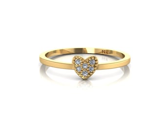 Könnte beinhalten: Ein goldener Ring mit einem herzförmigen Design, das mit kleinen Diamanten besetzt ist. Der Ring ist mit "14K" auf der Band gekennzeichnet.