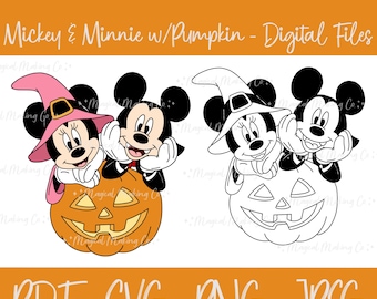 Puede incluir: Mickey Mouse y Minnie Mouse vestidos con disfraces de Halloween asoman desde una calabaza tallada. Mickey lleva un traje negro y una capa de vampiro. Minnie lleva un sombrero de bruja rosa y un vestido negro. La imagen está en blanco y negro y en color.