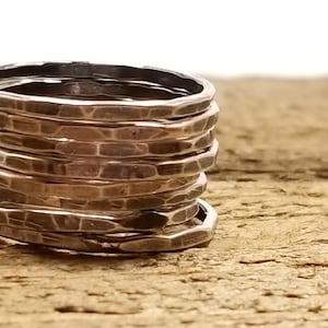 Zestaw pierścionków Rustic Stack, srebro próby 925, pierścień oksydowany, młotkowany zestaw pierścionków, Stackers, biżuteria boho, zestaw pierścionków organicznych, zestaw pierścionków boho