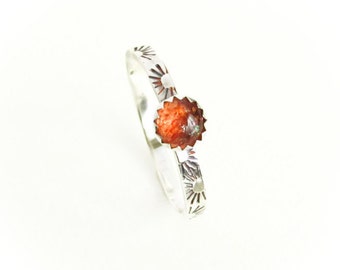 Sterlingsilver, 5 mm solsten, stapelring, handstämplat band, solexplosionsstämpel, personlig stapelring, oxiderad ring