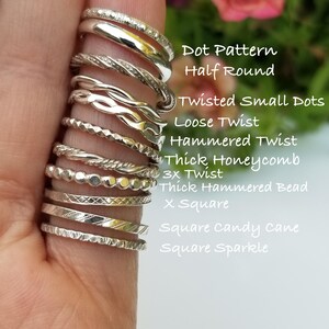Pu&ograve; includere: Una collezione di anelli d'argento con varie trame e design, tra cui motivi a pois, torsioni e finiture martellate. L'immagine mostra anelli con nomi come "Twisted Small Dots" e "Square Candy Cane". Il testo nell'immagine include anche "Half Round".