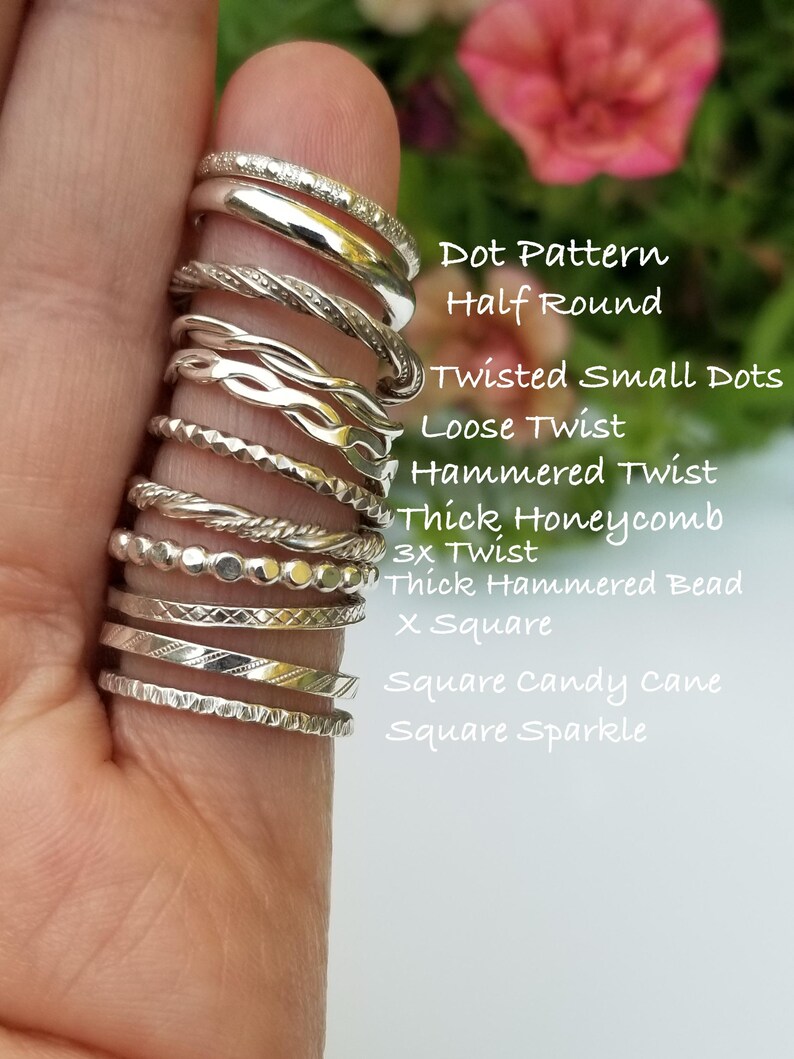 Pu&ograve; includere: Una collezione di anelli d'argento con varie trame e design, tra cui motivi a pois, torsioni e finiture martellate. L'immagine mostra anelli con nomi come "Twisted Small Dots" e "Square Candy Cane". Il testo nell'immagine include anche "Half Round".