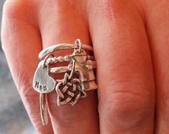4 fasce, anello con ciondolo, ciondoli, anello per la mamma, anello personalizzato, anello con ciondolo pendente, anello con pietra portafortuna, ciondolo con impronta digitale, Natale, festa della mamma, cattivo vegano
