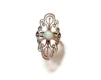 Könnte beinhalten: Ein silberner Ring mit einem Opal-Edelstein, der in einem filigranen Design gefasst ist.