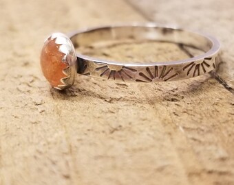 6mm Sonnenstein, Stapel Ring, Hand gestempelt Band, Sterling Stapelring, Sonnenstein Stapelring, Sunburst Stempel, personalisierte Stapelring, oxidierte Ring