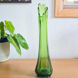 Zauberhafte smaragdgrüne 14,5-Zoll-L.E. Smith Panel Swung Vase