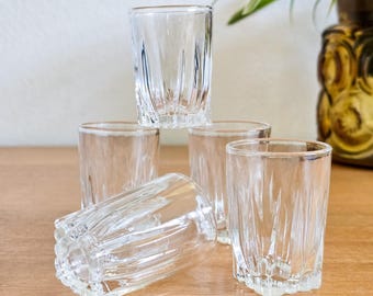 Set di 5 bicchierini da shot trasparenti in vetro Federal Glass vintage con logo F Shield e pannello decorativo.