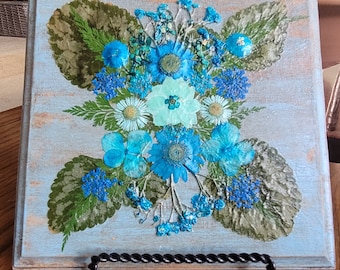 Real Pressed Flowers on Light Blue Antiqued Plaque, Flowers on Wooden Wall Plaque, Blue Flower Bouquet Wall Hanging Pressed Flower Art