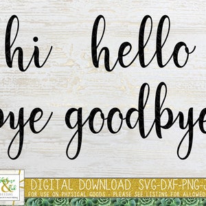 Puede incluir: Descarga digital de cuatro palabras en cursiva: "hi", "hello", "bye" y "goodbye". Las palabras están en texto negro sobre un fondo de madera blanca. El texto "DIGITAL DOWNLOAD SVG-DXF-PNG-JPG" está debajo de las palabras, y el texto "FOR USE ON PHYSICAL GOODS PLEASE SEE LISTING FOR ALLOWED USAGE" está debajo de ese.