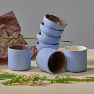 手作りの磁器製コーヒーカップ：ワスレナグサブルー、チョコレート色の内装