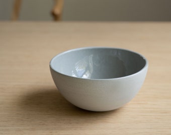 Bol en céramique fait main, bol à soupe en porcelaine, bol gris ciel, bol à céréales confortable, vaisselle faite main, bol à baies, bol à riz, vaisselle en céramique