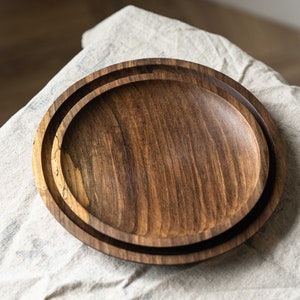 Handgeschnitztes Teller-Set aus Walnussholz: Bauernhaus Küche Dekor