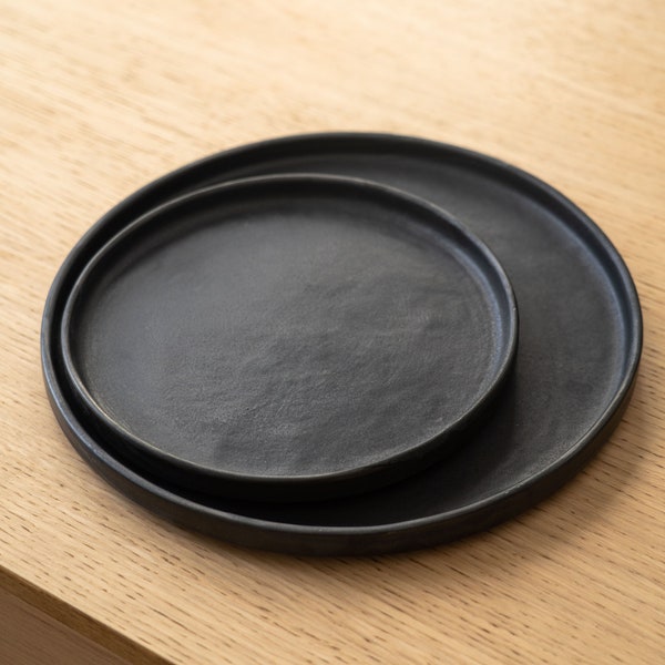 Schwarze Steinzeug-Essteller, schwarzes Geschirr, Geschirr-Set, schwarzer Teller, Steinzeug-Set, handgefertigte Teller, Geschirr-Set