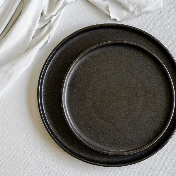 Assiette en grès noire Vaisselle en céramique noire Assiette noire faite main Service de vaisselle noire Plat en céramique Vaisselle en céramique