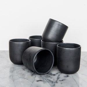 Schwarze Steingut Kaffeetasse Keramik Becher Schwarze Keramik Kaffeetasse Kaffee-Liebhaber-Geschenk Keramik Kaffeetasse Japanische Teetasse Latte Cup