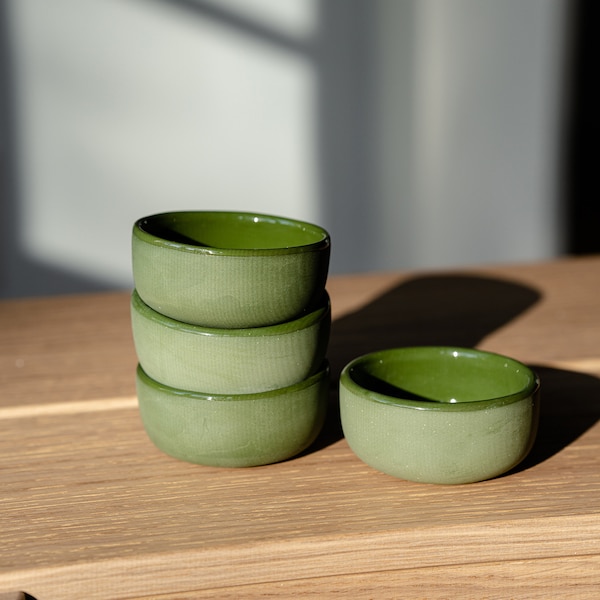 Mini bol plat à sauce en porcelaine fait main Vaisselle en grès vert Bol à pincement plat à épices petit bol de service Bol à condiments plat en poterie