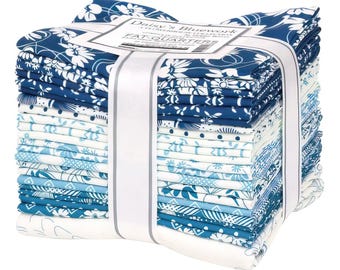 Fat Quarter Bundle - Daisy's Bluework A Flowerhouse Collection Debbie Beaves Robert Kaufman 21FQs + 1 Panel