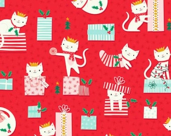 Puede incluir: Un fondo rojo con un patrón repetitivo de gatos blancos que llevan coronas y sostienen adornos navideños. Los gatos están sentados encima de regalos con rayas rojas y blancas, lunares rosas y blancos y rayas azules y blancas. También hay pequeños árboles de Navidad y ramitas de acebo dispersas por todo el patrón.