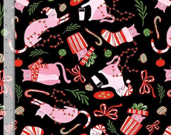 Puede incluir: Una tela negra con un patrón repetitivo de gatos rosa claro en actividades festivas. Los gatos llevan gorros o bufandas de rayas rojas y blancas, juegan con luces navideñas rojas, están sentados en cajas de regalo o dentro de calcetines.