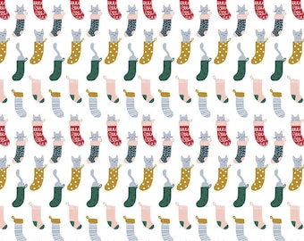 Pode incluir: Um padrão repetitivo de meias de Natal em vermelho, verde, dourado e rosa, cada uma com um gato cinzento. As meias têm padrões como riscas e bolinhas, num fundo branco. O design é festivo e caprichoso.