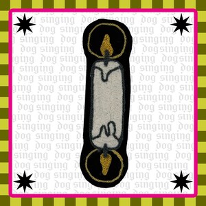 Könnte beinhalten: Ein schwarz-weiß gestickter Aufnäher in Kerzenform mit gelber Flamme und goldenen Akzenten. Der Aufnäher befindet sich vor einem Hintergrund, der die Worte "singing dog" wiederholt.
