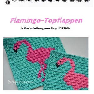Könnte beinhalten: Zwei gehäkelte Topflappen mit pinken Flamingos auf türkisfarbenem Hintergrund. Der Text "Flamingo-Topflappen" und "Häkelanleitung von Sapri DESIGN" ist sichtbar. Der Text "Anleitung für Anfänger geeignet" ist ebenfalls sichtbar.