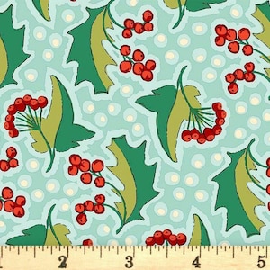 Peut inclure: Un tissu avec un motif répété de feuilles de houx vertes et de baies rouges sur un fond bleu clair avec des pois blancs. Le motif est mesuré en centimètres.