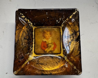 Posacenere MCM Hollywood Regency con decorazioni in foglia d'oro e foto di un bambino e un cane (11,4 x 11,4 cm).