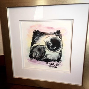 Peut inclure: Peinture à l'aquarelle encadrée d'un hibou abstrait noir et blanc avec de grands yeux. L'œuvre est signée "Asher Lee 20 weeks" à l'encre noire. La peinture est encadrée d'un passe-partout blanc et d'un cadre doré.