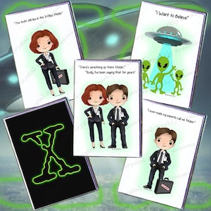 Può includere: Una collezione di cinque stampe artistiche con illustrazioni di cartoni animati ispirate alla serie TV X-Files. Le stampe presentano personaggi, il logo dello show e frasi come "I Want to Believe" e "The truth still lies in the X-Files, Mulder."