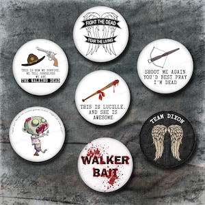 Peut inclure: Ensemble de sept badges circulaires avec des images et du texte de la série "The Walking Dead". Les motifs incluent un revolver, un zombie, une batte de baseball et des phrases comme "Fight the Dead, Fear the Living" et "Walker Bait".