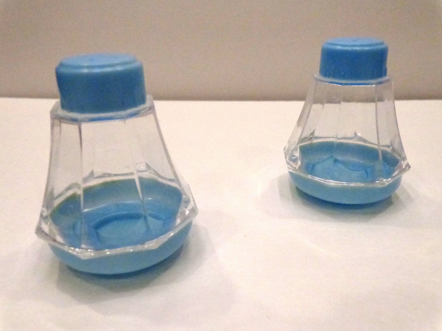 Salungo salt and pepper shakers in blue