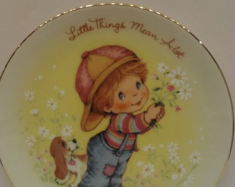 Mother's Day 1982 Avon Plate  "Little Things Mean Alot"  Little Boy with Daisies