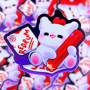 Puede incluir: Un oso de dibujos animados blanco que lleva una manzana roja en la cabeza está sosteniendo un lápiz rojo y escribiendo en un papel que dice "REDRUM" en letras rojas. El oso está sentado sobre un fondo morado.