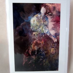 Puede incluir: Una pintura de acuarela de una persona con una camisa de estampado verde y azul, de pie sobre un fondo oscuro y abstracto. La persona sostiene una linterna en su mano, y la luz de la linterna ilumina el área circundante.