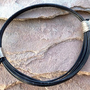 Pulsera tradicional básica de cinco hebras de pelo de elefante artificial africano con dos nudos de plata de ley.