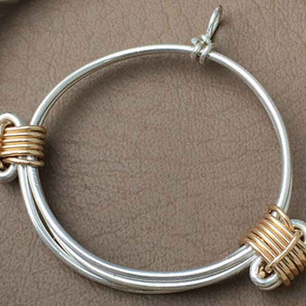 Colgante de nudo de amor de plata con nudos dorados