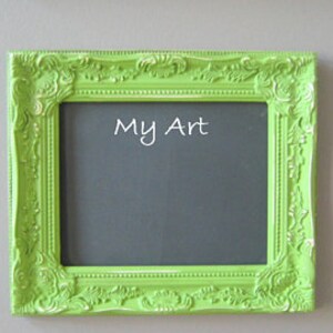 Peut inclure: Un tableau noir carr&eacute; vert citron avec des d&eacute;tails orn&eacute;s et le texte "My Art" en &eacute;criture blanche. Le cadre a une finition vieillie et la surface du tableau noir est gris fonc&eacute;.