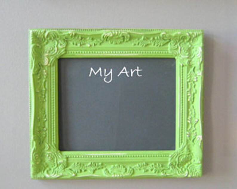Peut inclure: Un tableau noir carr&eacute; vert citron avec des d&eacute;tails orn&eacute;s et le texte "My Art" en &eacute;criture blanche. Le cadre a une finition vieillie et la surface du tableau noir est gris fonc&eacute;.