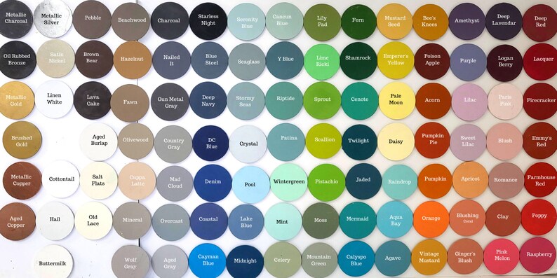 Peut inclure: Une collection d'&eacute;chantillons de peinture circulaires de diff&eacute;rentes couleurs, notamment des nuances de bleu, de vert, de marron et de rose. Chaque &eacute;chantillon est &eacute;tiquet&eacute; avec son nom de couleur, comme "Denim", "Shamrock" et "Pumpkin Pie". Les &eacute;chantillons sont dispos&eacute;s en grille.