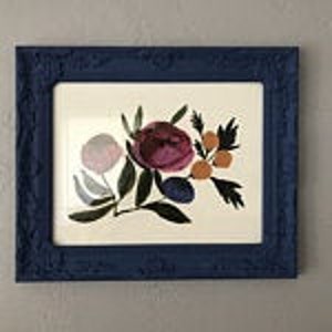 Peut inclure: Une peinture &agrave; l'aquarelle encadr&eacute;e repr&eacute;sentant un arrangement floral dans un cadre bleu fonc&eacute; orn&eacute;. Les fleurs sont dans des tons de rose, de violet et d'orange, avec des feuilles vertes. Le cadre est de couleur bleu fonc&eacute;.