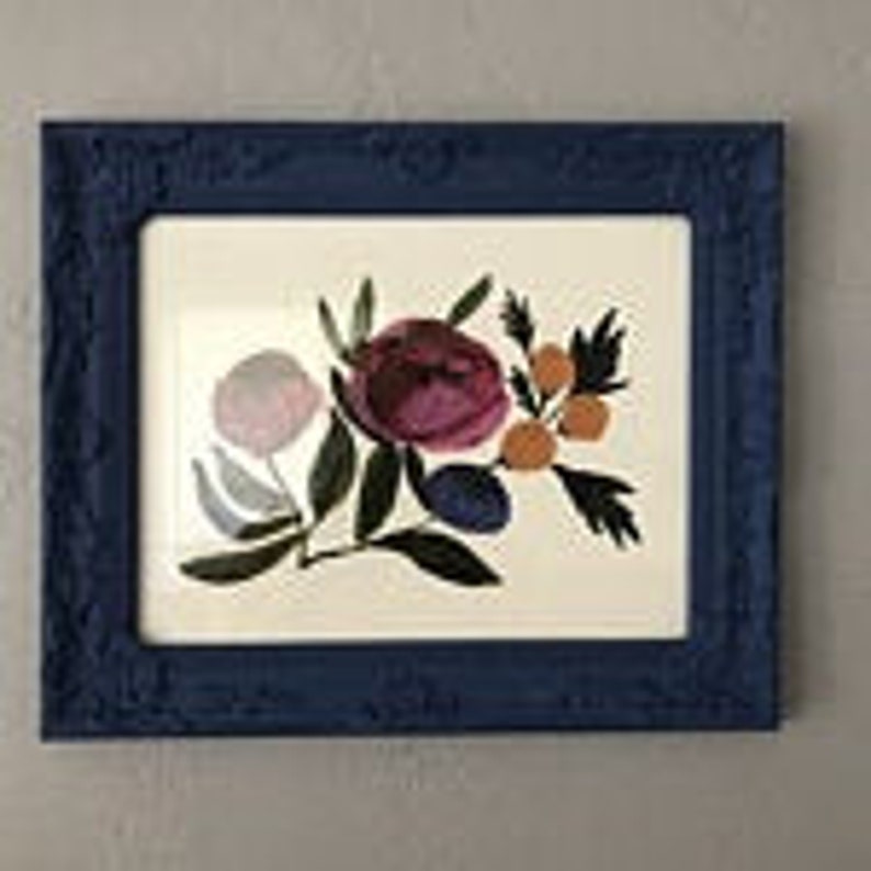 Peut inclure: Une peinture &agrave; l'aquarelle encadr&eacute;e repr&eacute;sentant un arrangement floral dans un cadre bleu fonc&eacute; orn&eacute;. Les fleurs sont dans des tons de rose, de violet et d'orange, avec des feuilles vertes. Le cadre est de couleur bleu fonc&eacute;.
