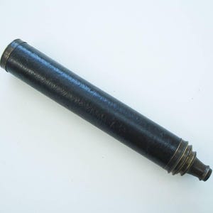Telescopio francés del siglo XVIII de cuatro cajones con tubos recubiertos de cartón y papel (OPT71)
