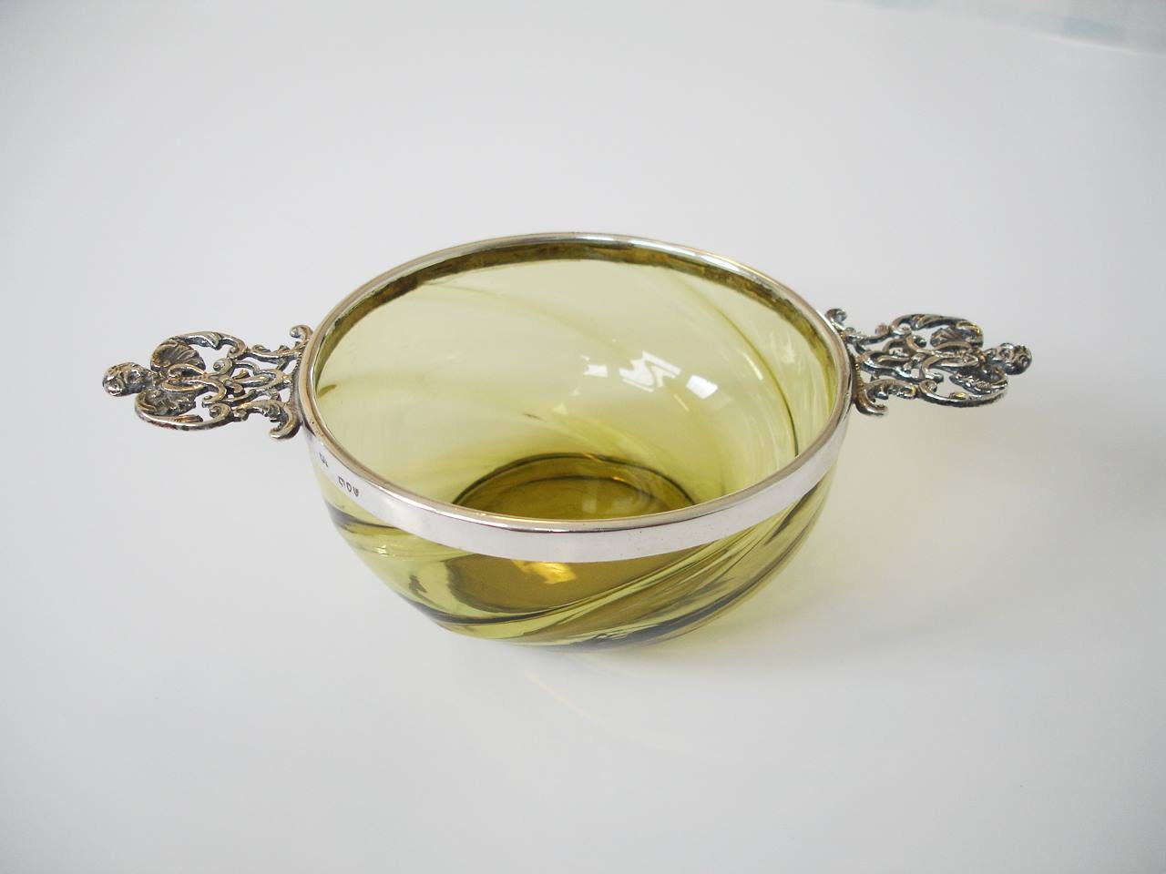 Quaich Antique en Argent et Verre Vert