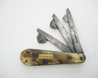 Può includere: Un'antica coltello tascabile a più lame con manico in osso e lame in metallo. Il manico ha una targhetta in ottone con la scritta "W. HUGH". Le lame sono contrassegnate con "HUNTINGTON".