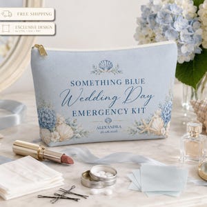 Puede incluir: Un estuche con cremallera de color azul claro con el texto SOMETHING BLUE Wedding Day EMERGENCY KIT, ALEXANDRA y 26.08.2026. El diseño incluye ilustraciones de hortensias azules, conchas marinas y una estrella de mar en el frente.